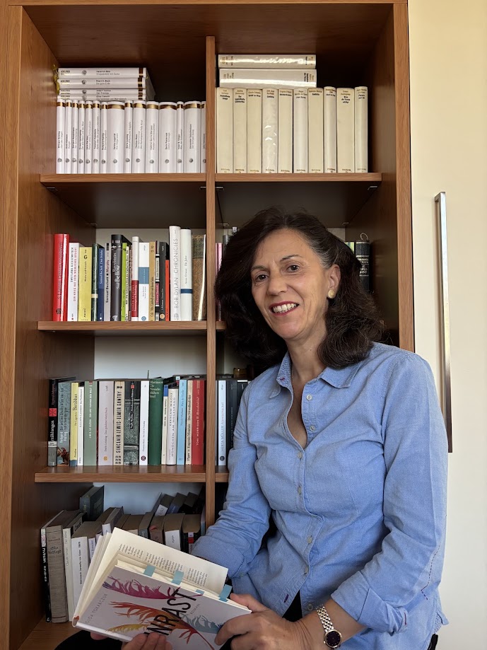 Christine vor ihrer Nobel-Bibliothek